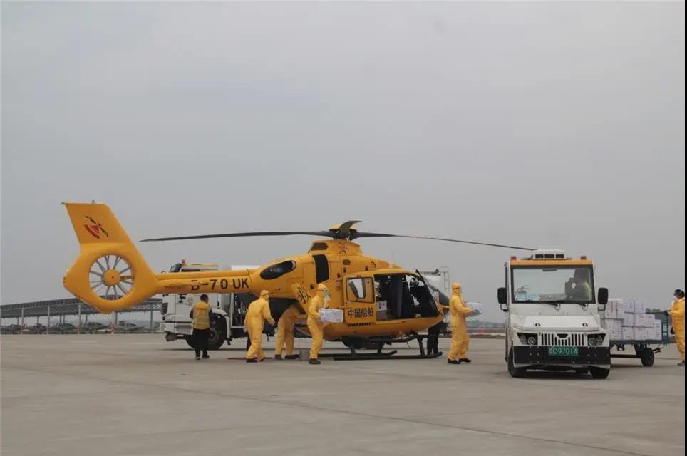 中国月博航空救援飞行队正在转运物资